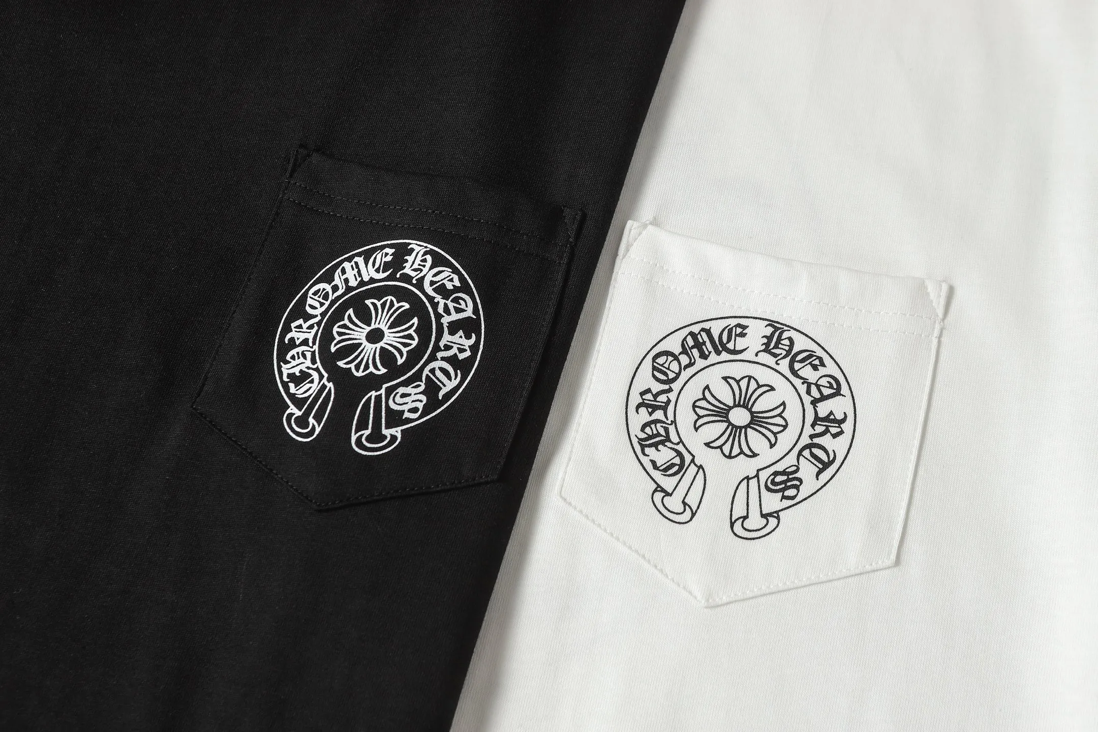 P140 Cross-border model, please do not place an order if you are pursuing quality -Chrome Hearts/Chrome Hearts 24ss classic horseshoe print popular short-sleeved T-shirt -High weight, high density and high quality. The wool is soft, delicate and skin-friendly. It feels soft and silky. It has excellent warmth and skin-friendly properties. -Customized weaving and dyeing, no color difference. No matter the fabric or workmanship details, it beats the ordinary version on the market. -Colour: black white -Size: S M L XL